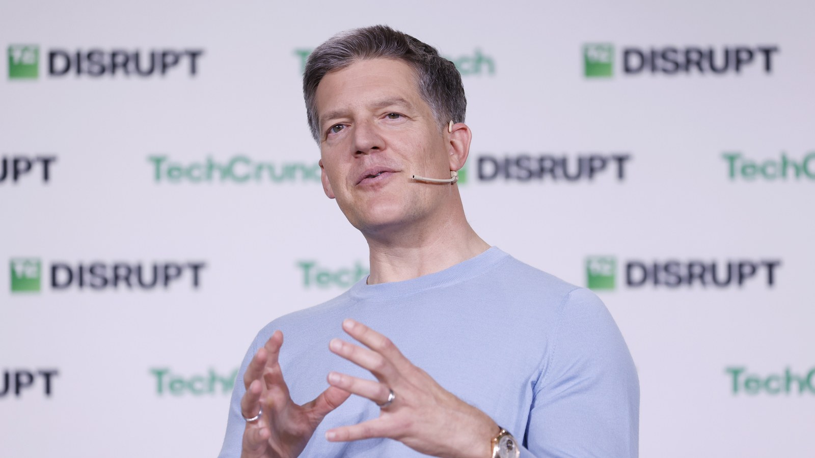 Roelof Botha, sócio da Sequoia Capital, no palco do TechCrunch Disrupt 2025.