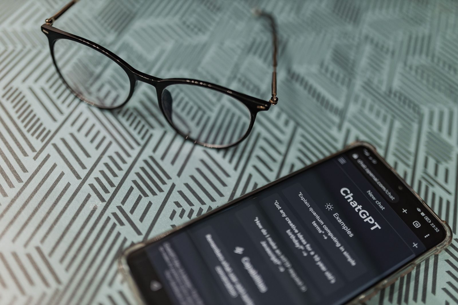 Pessoa usando um aplicativo de assistente de inteligência artificial no celular
