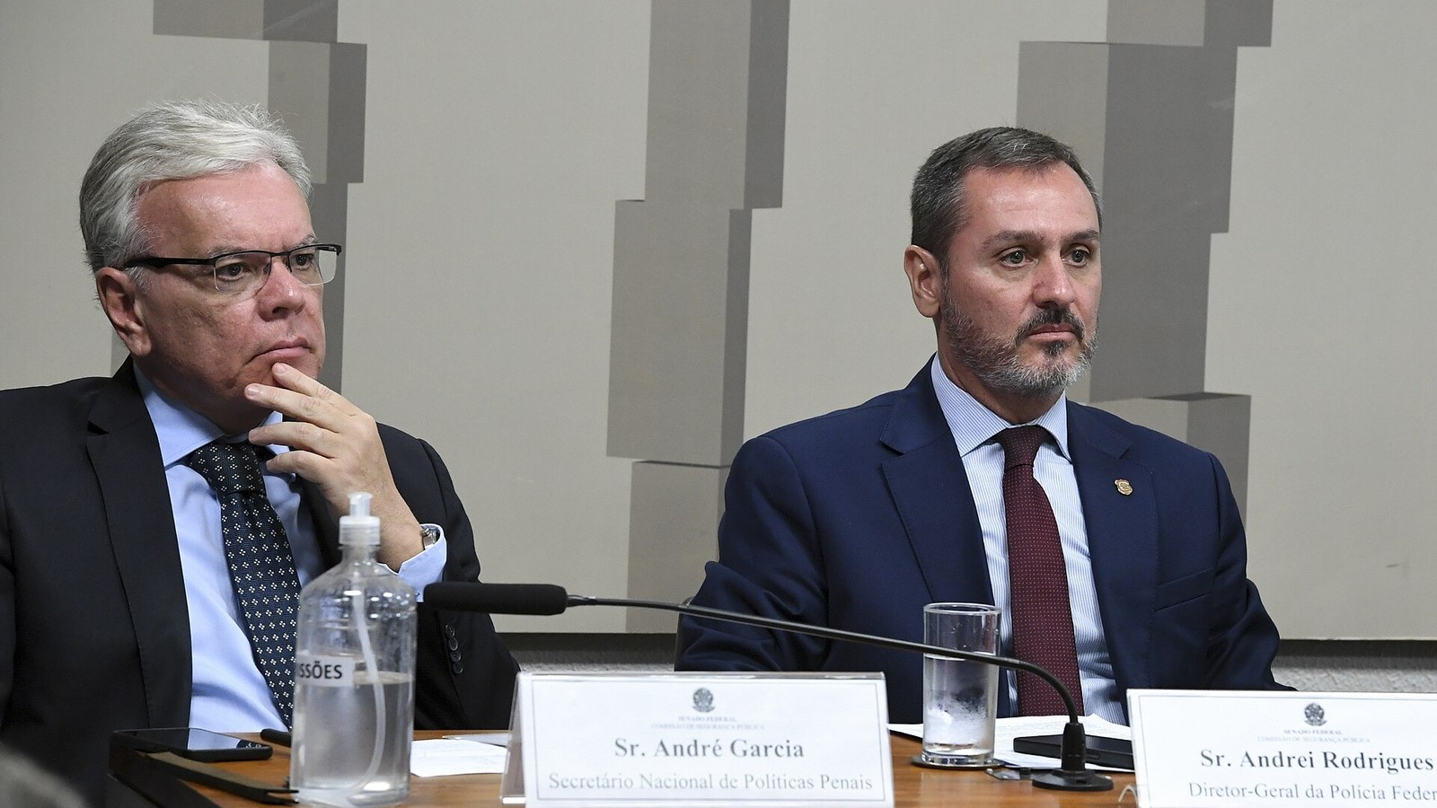 André Mendonça, ministro do STF, de toga, em sessão plenária da Corte