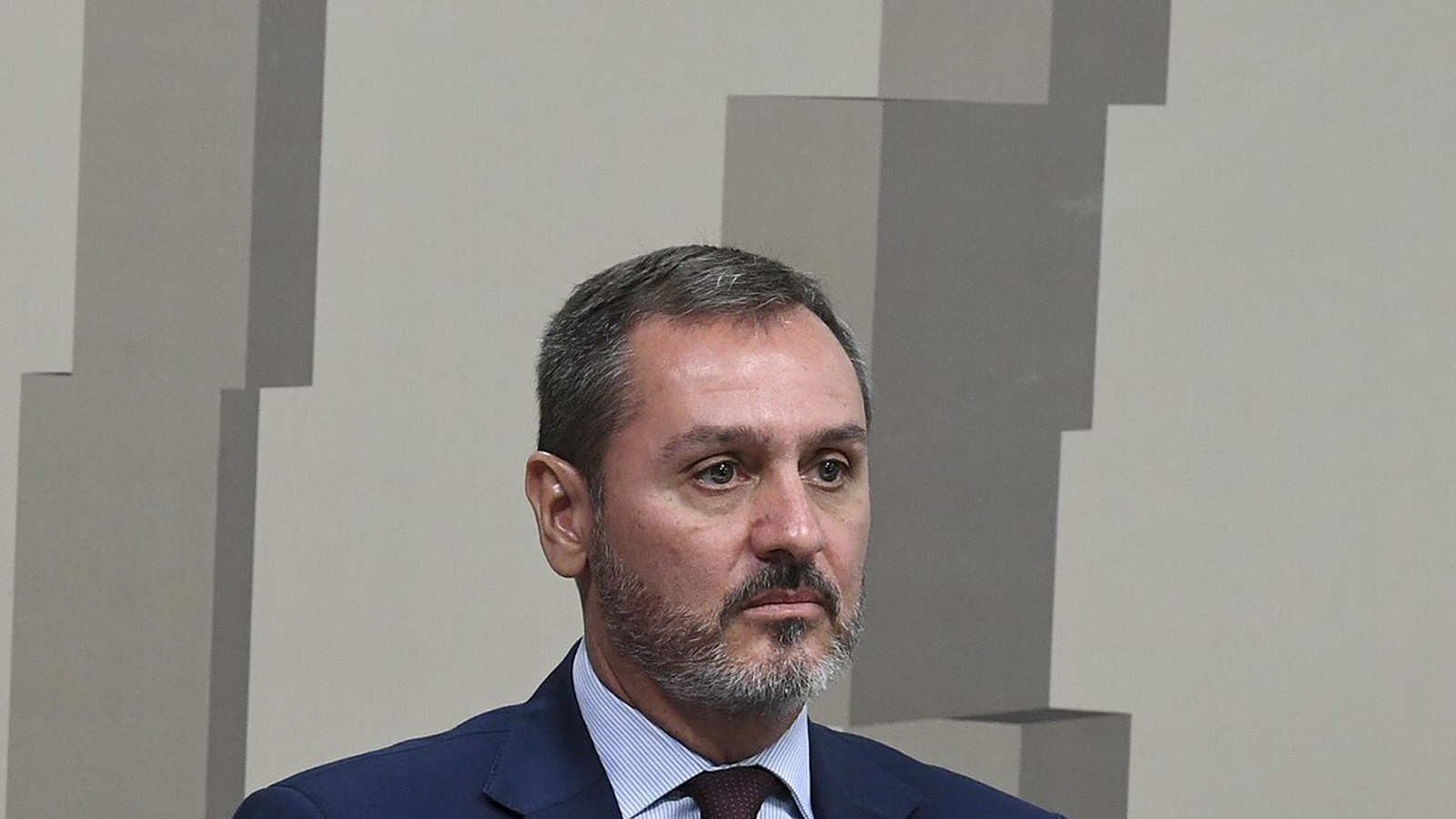 Andrei Rodrigues, diretor-geral da Polícia Federal, de terno, em coletiva em Brasília