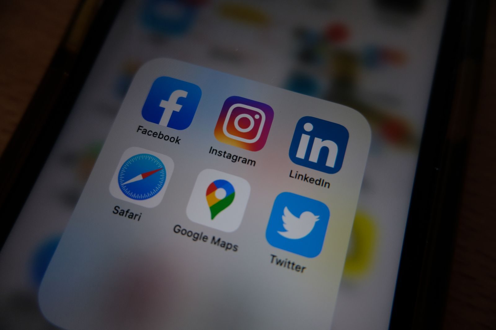 Celular com aplicativos de redes sociais em frente a uma urna eletrônica