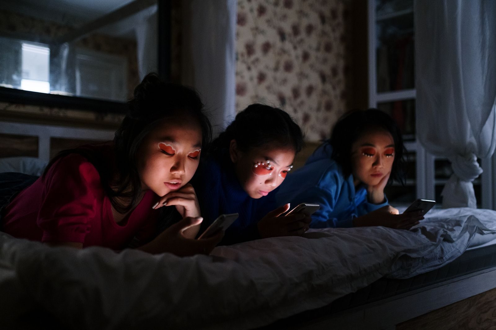 Adolescente usando um smartphone à noite