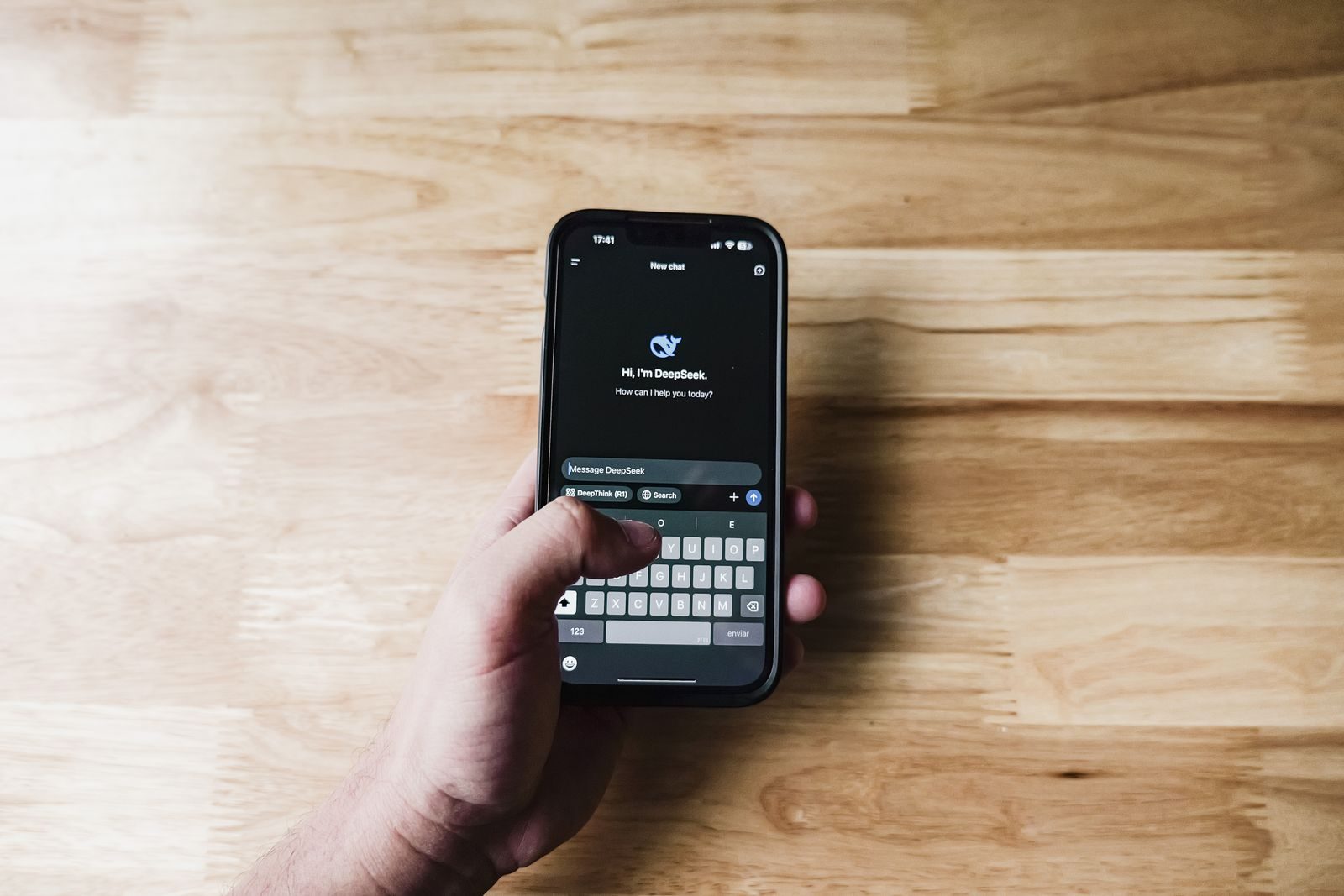 Pessoa usa aplicativo de mensagens em um celular