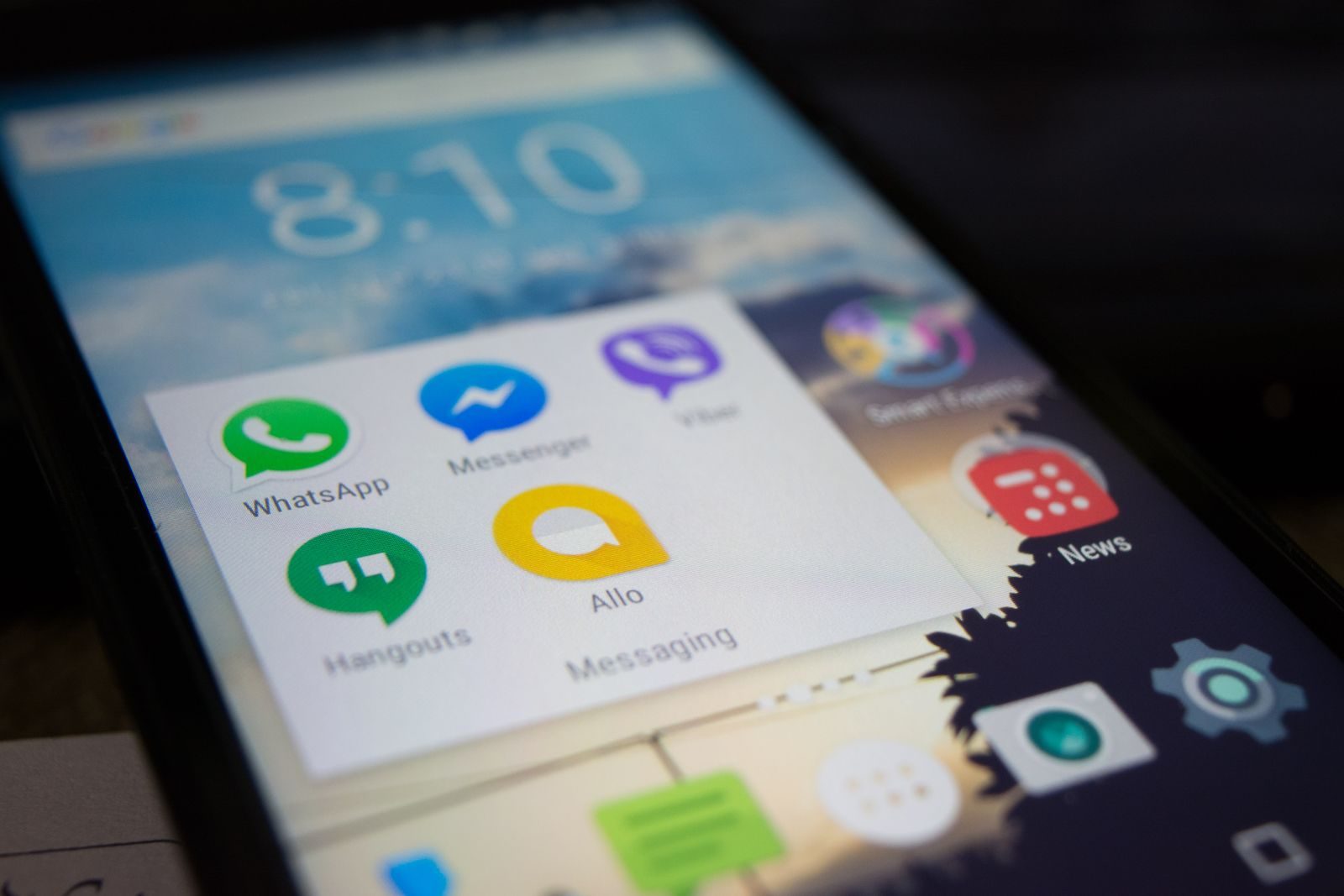Celular com o aplicativo WhatsApp aberto
