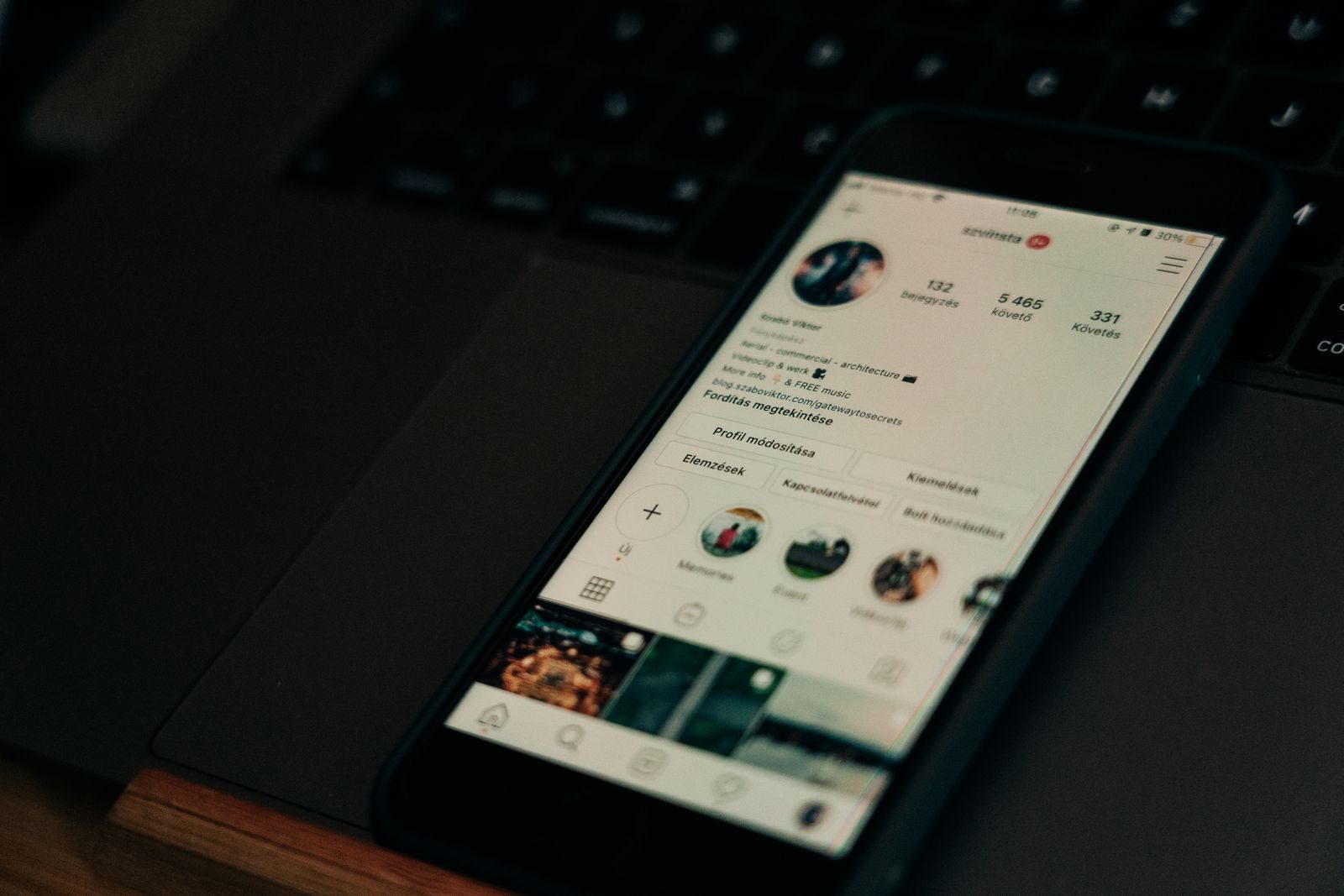 Celular exibindo aplicativos de redes sociais da Meta