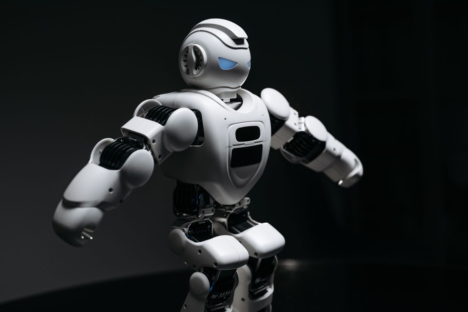 Robô humanoide em ambiente de laboratório