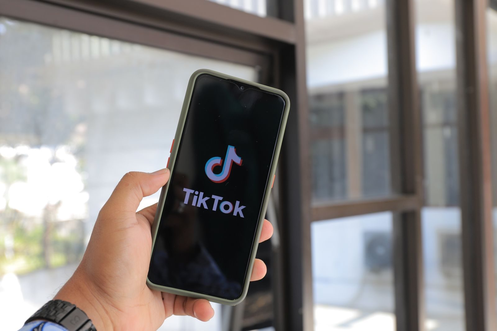 Celular exibindo redes sociais durante a campanha eleitoral
