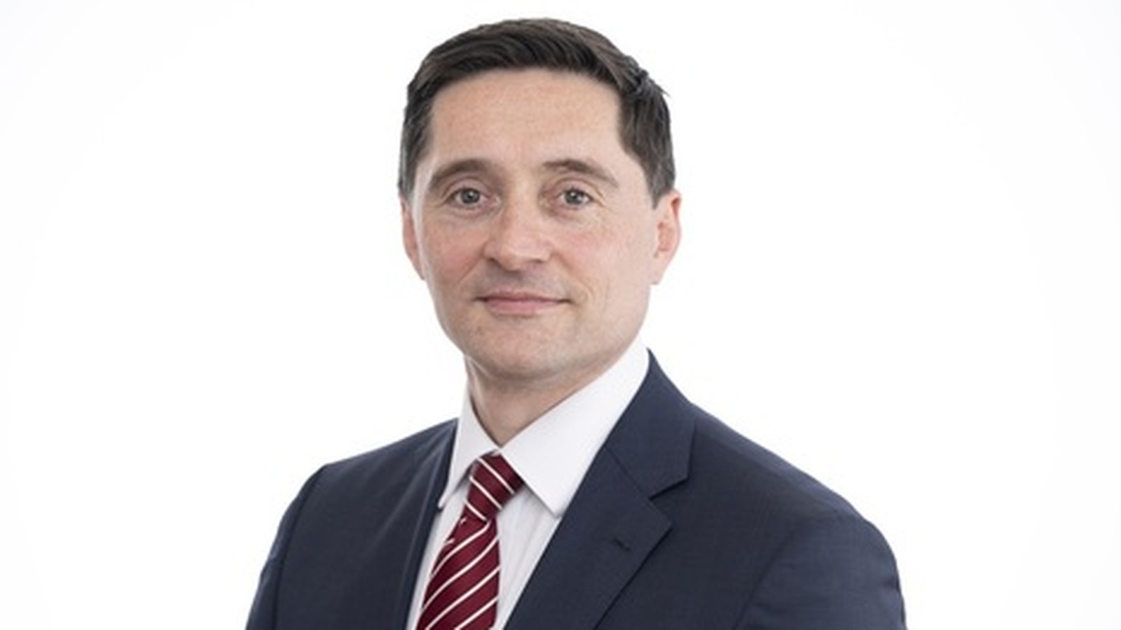 Lawrence Tallon, diretor-executivo da MHRA, em retrato oficial de 2026.