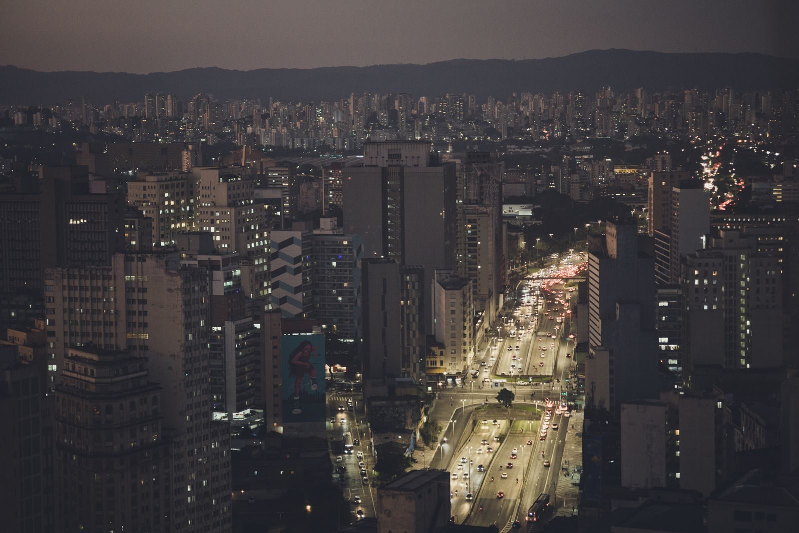 Corredor de servidores em um data center de nuvem