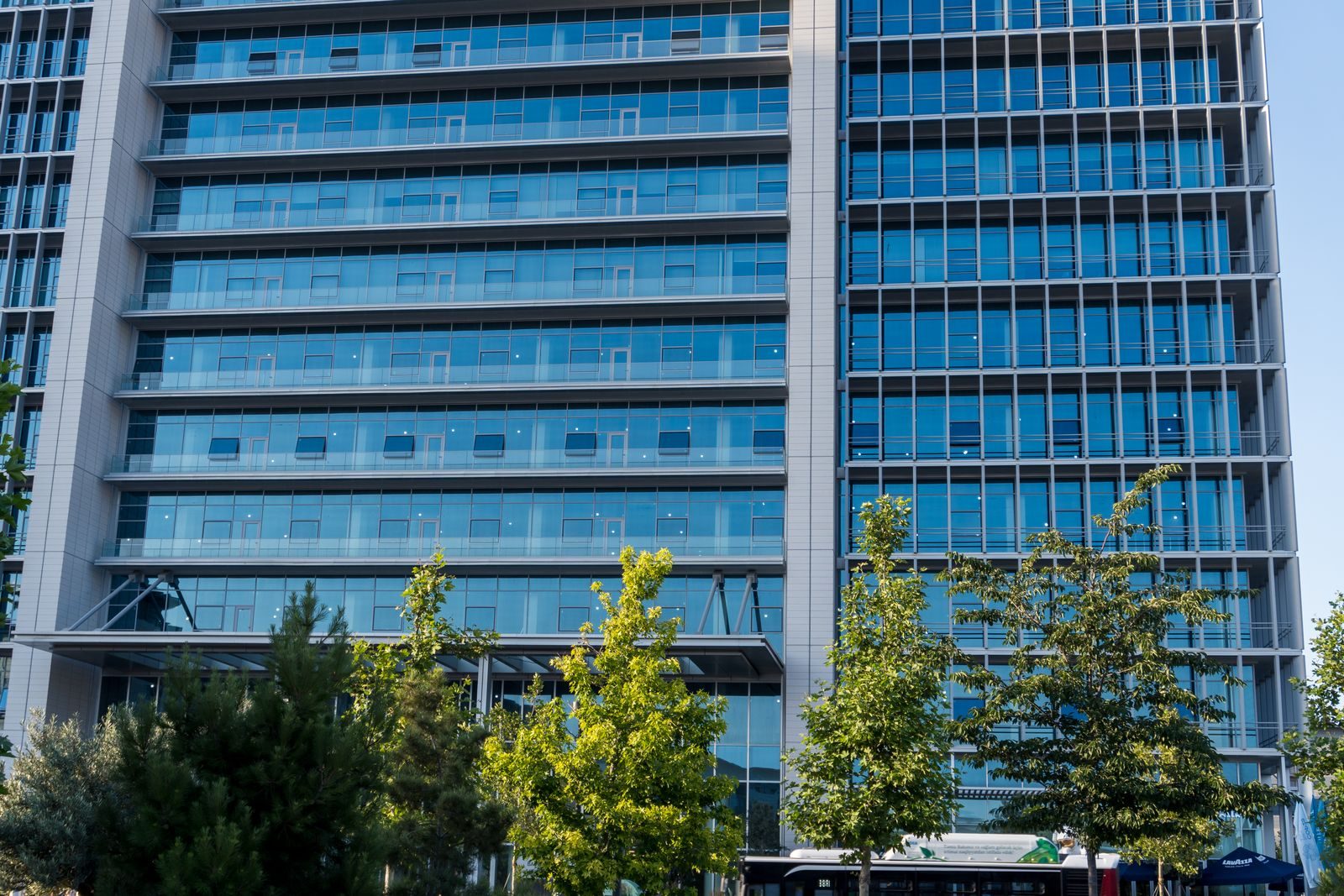 Prédio da Microsoft com logotipo da empresa