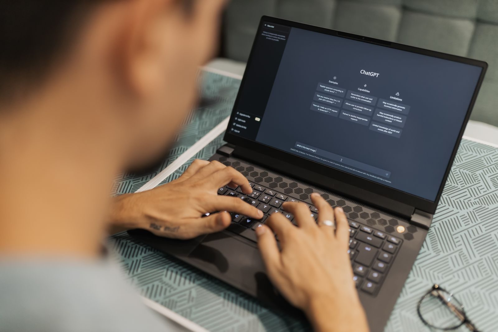 Notebook com interface de inteligência artificial sobre uma mesa de trabalho