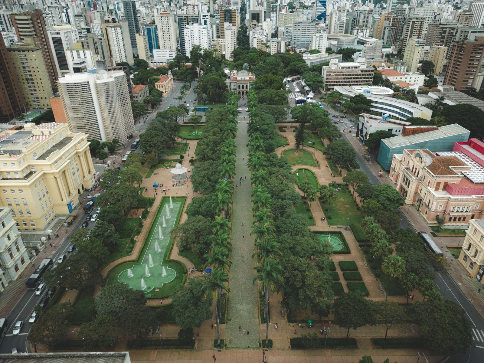 Sala de servidores com luzes de rede, símbolo da infraestrutura de segurança digital