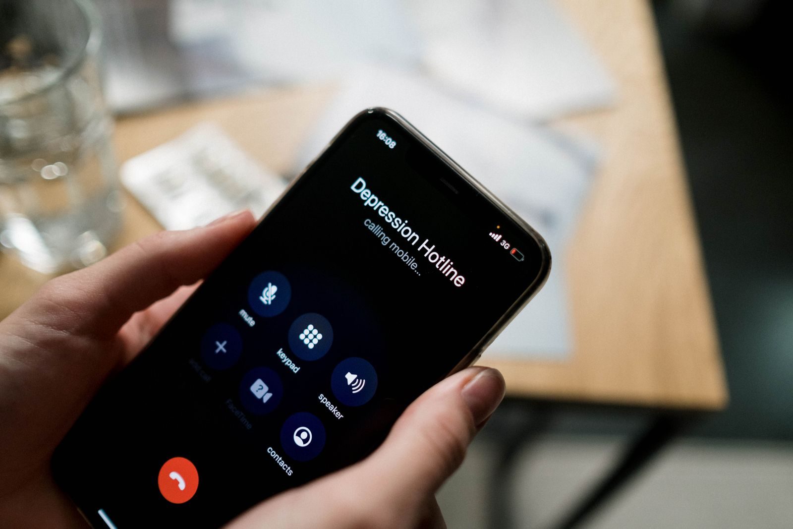 Pessoa segurando um celular com uma chamada recebida