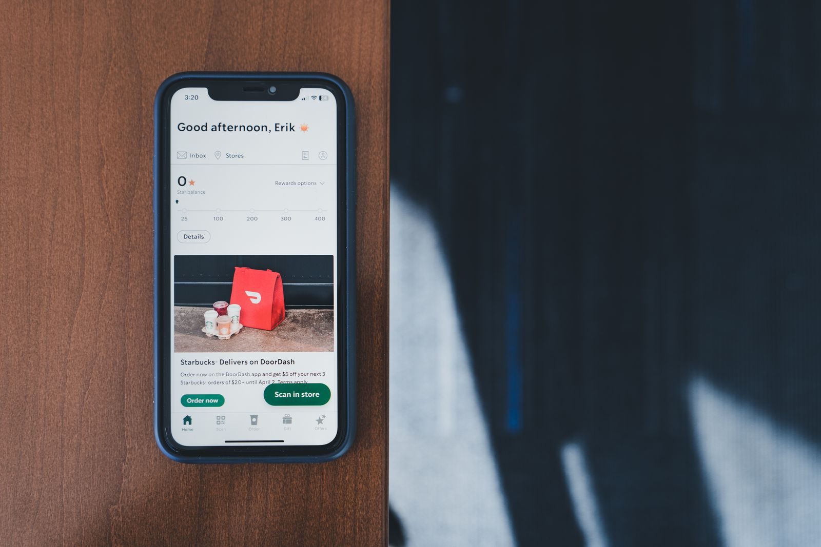 Celular exibindo um aplicativo de classificados, ilustrando o uso de agentes de IA em compras e vendas online