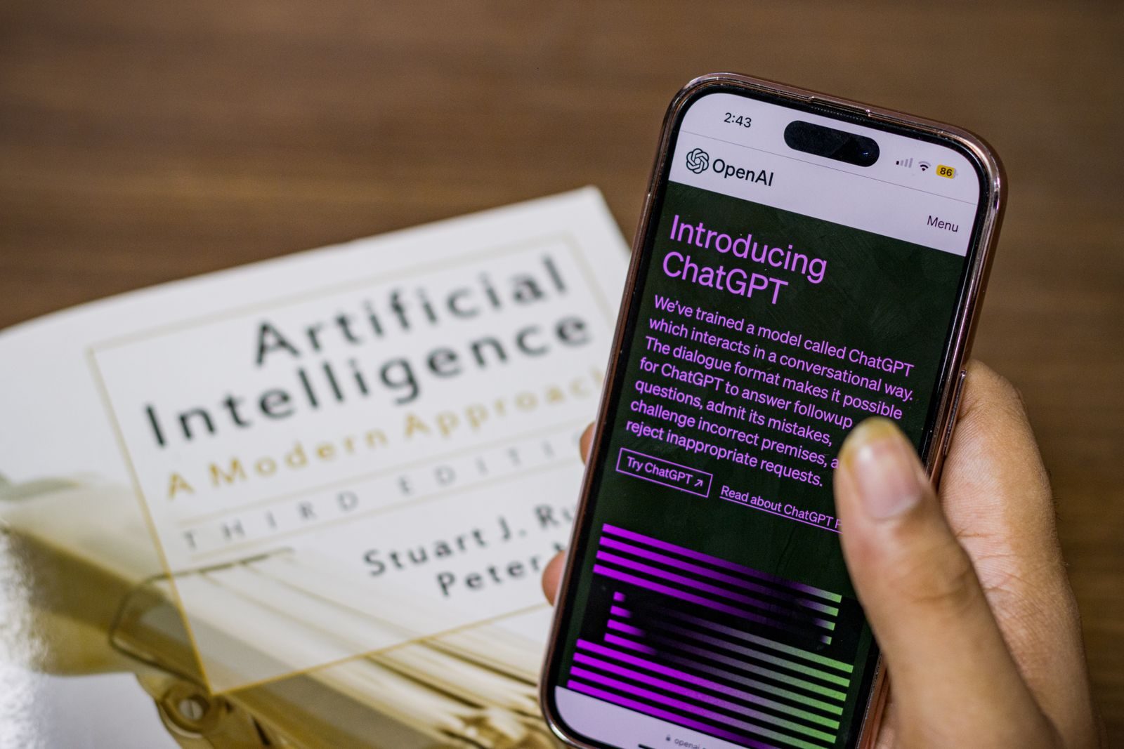 Pessoa usando assistente de inteligência artificial no celular