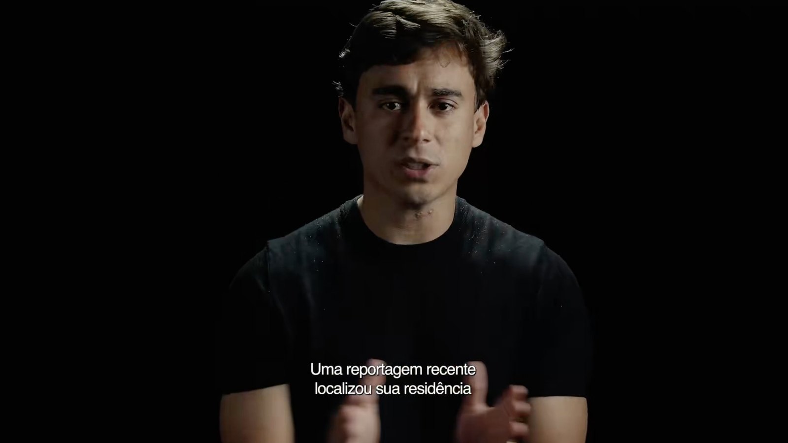 Nikolas Ferreira, deputado do PL-MG, de camiseta preta, falando em vídeo do Dossiê Lulinha