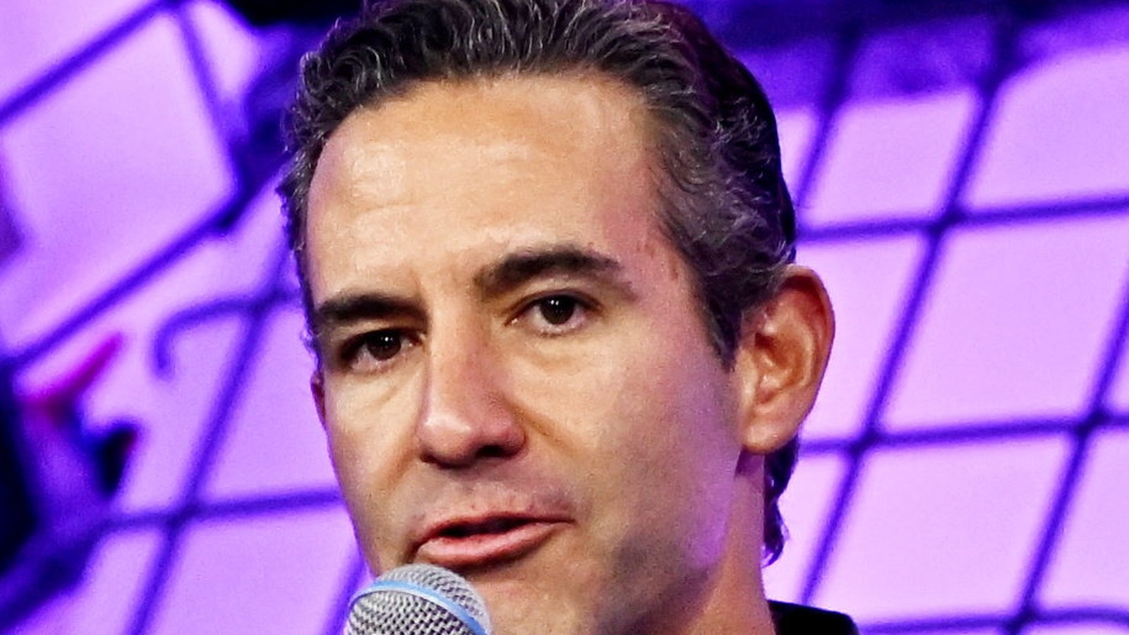 David Vélez, presidente-executivo do Nubank, de paletó, em retrato de divulgação