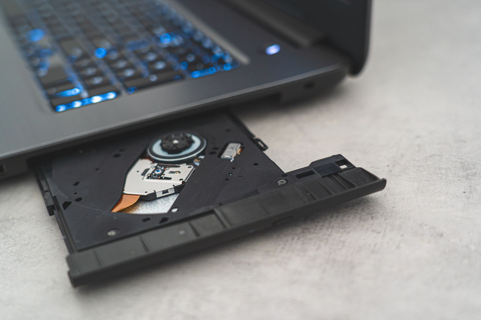 Notebook ultrafino sobre uma mesa de trabalho