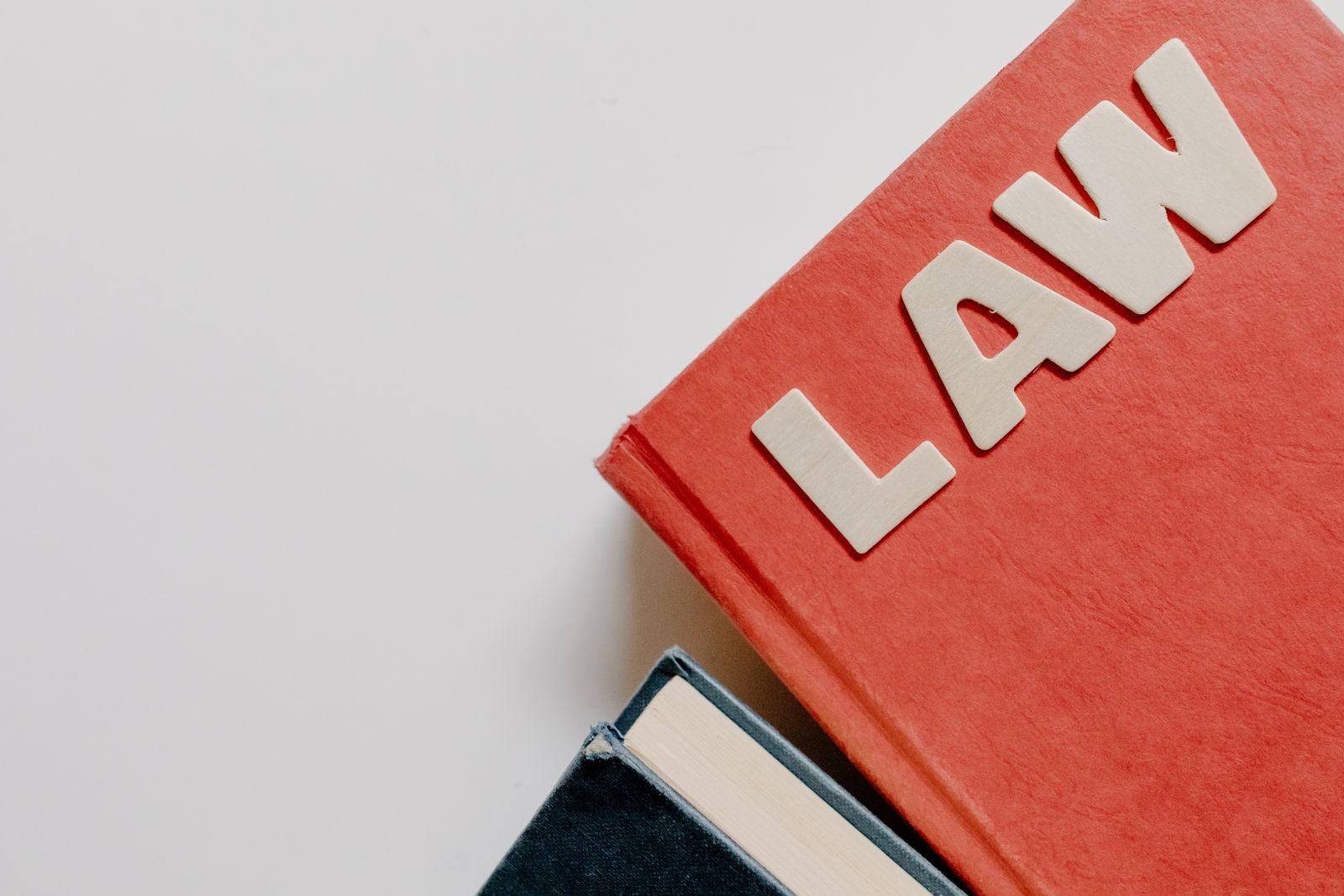 Livros de direito sobre uma mesa em um tribunal