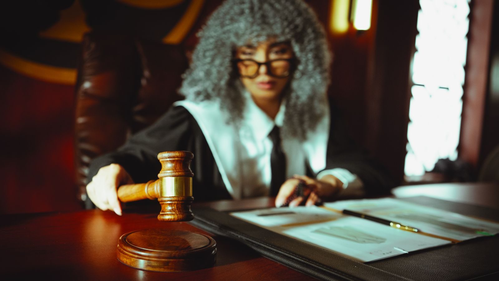 Martelo de juiz sobre uma mesa em um tribunal