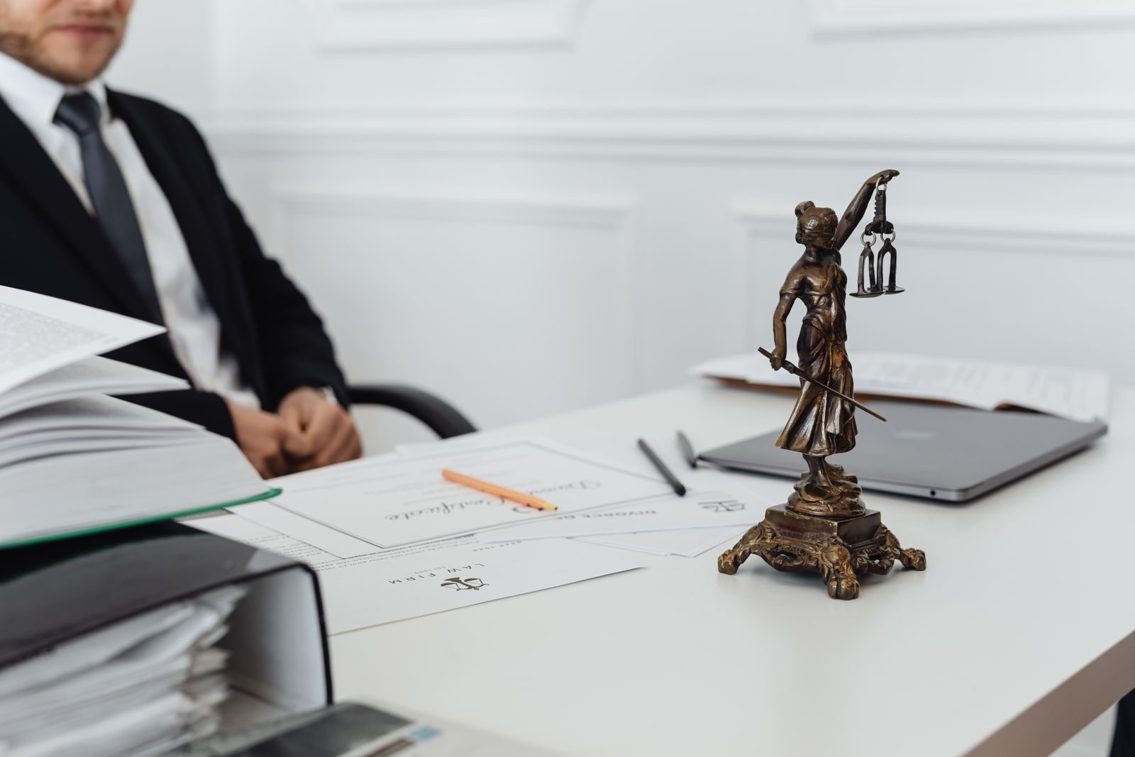 Martelo de juiz sobre mesa de tribunal