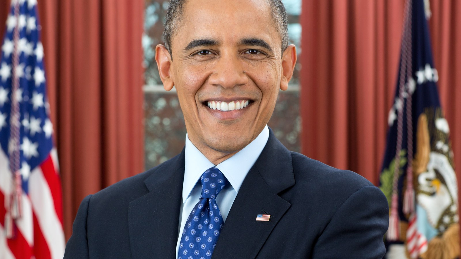 Retrato oficial de Barack Obama, de terno escuro, gravata azul e braços cruzados.