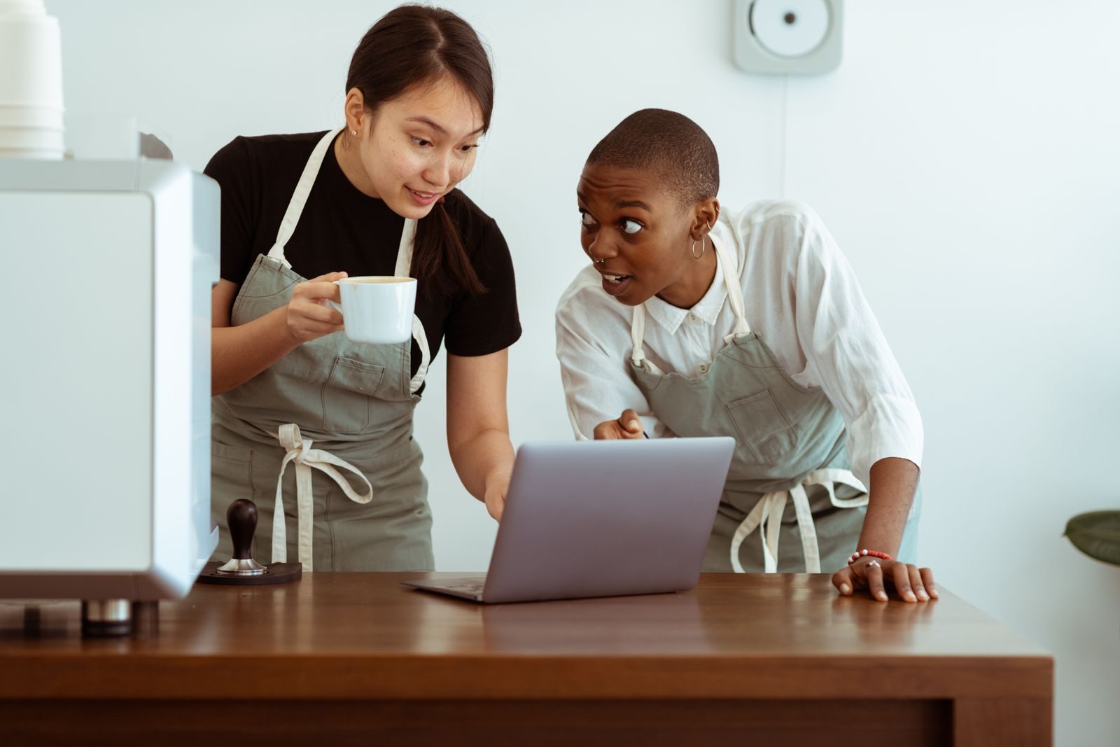 Equipe de uma pequena empresa trabalhando com computadores