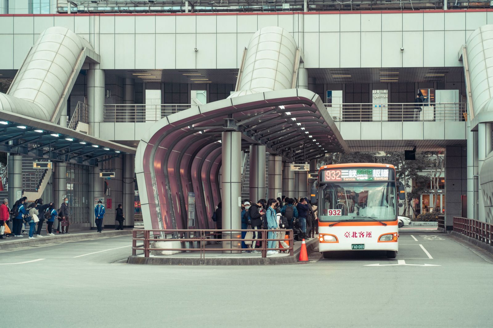 Passageiros aguardam ônibus em ponto de parada em dia de votação