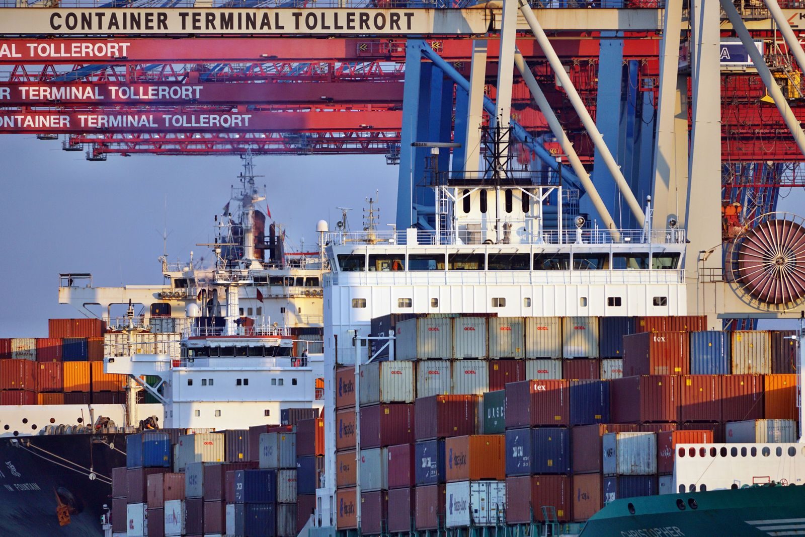 Contêineres empilhados em um porto de carga