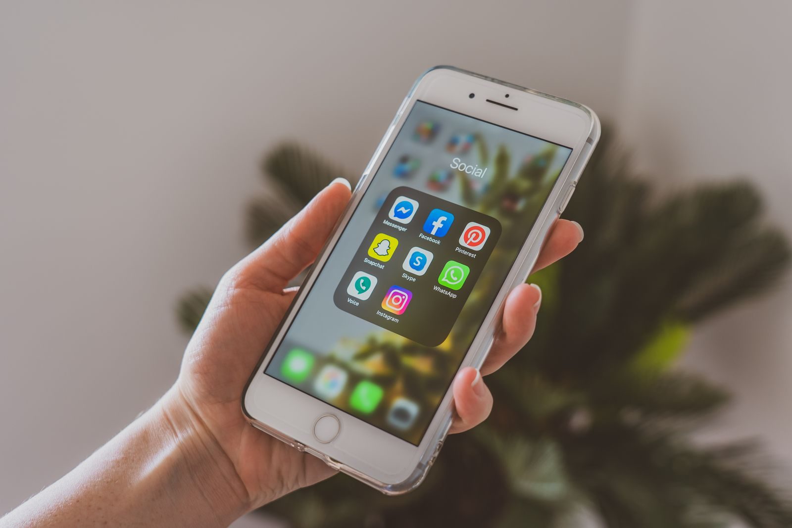 Celular exibindo aplicativos de redes sociais da Meta