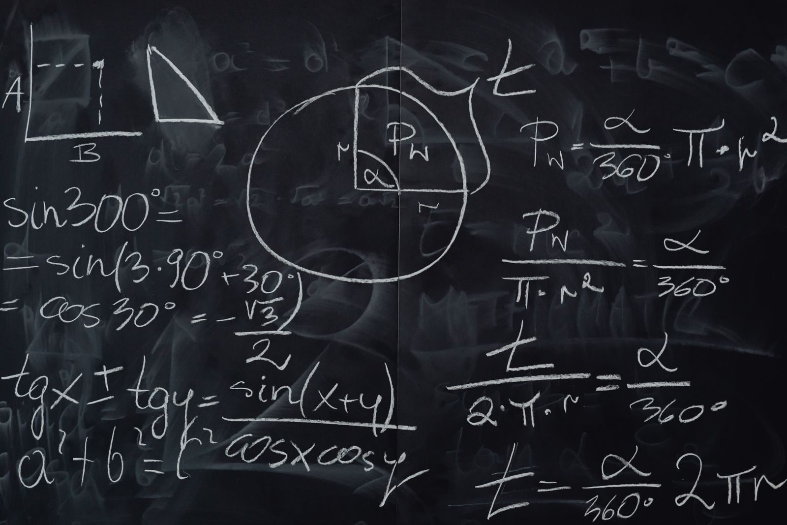 Quadro negro com equações matemáticas