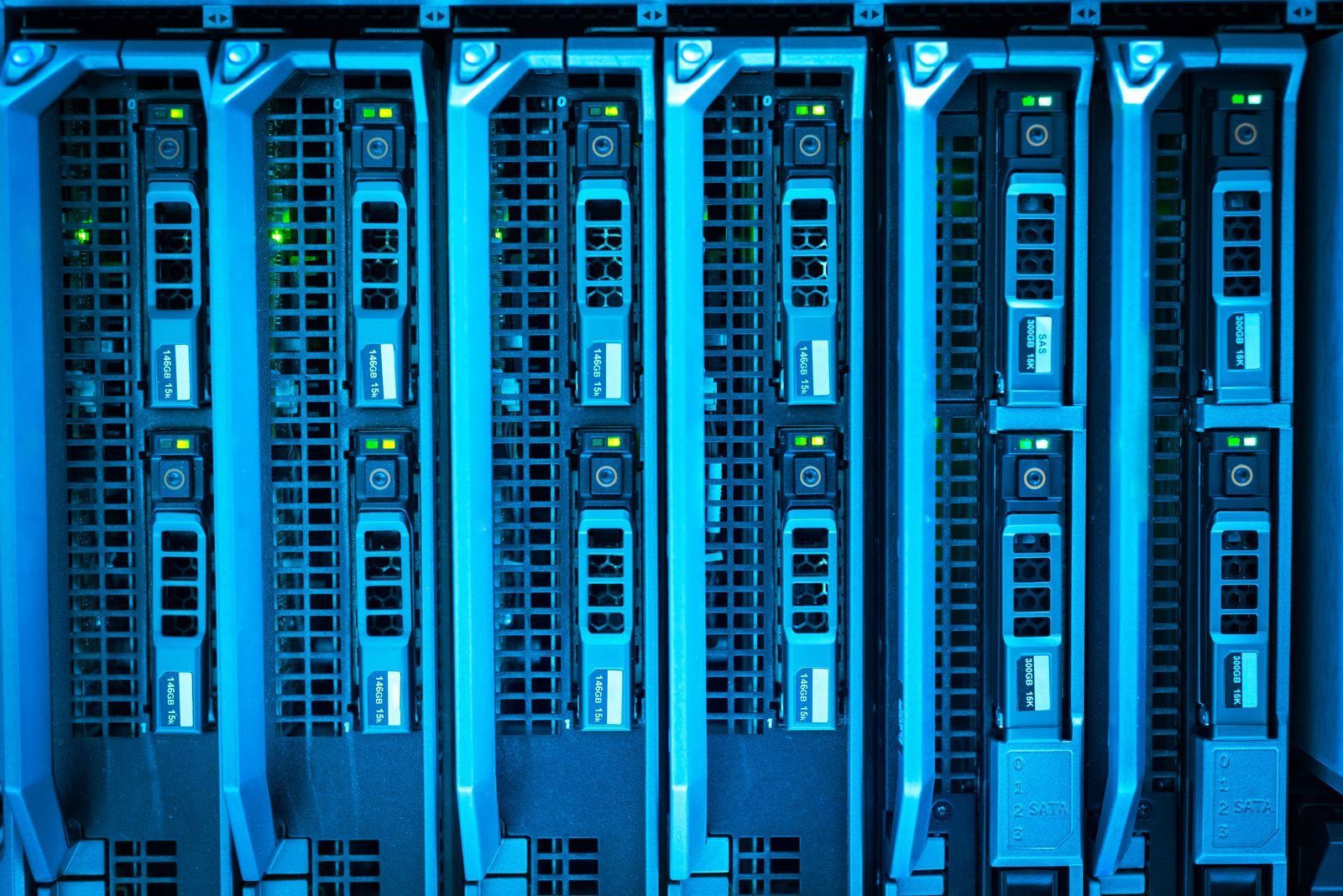 Painel de monitoramento com códigos e alertas representando um ataque cibernético em andamento.