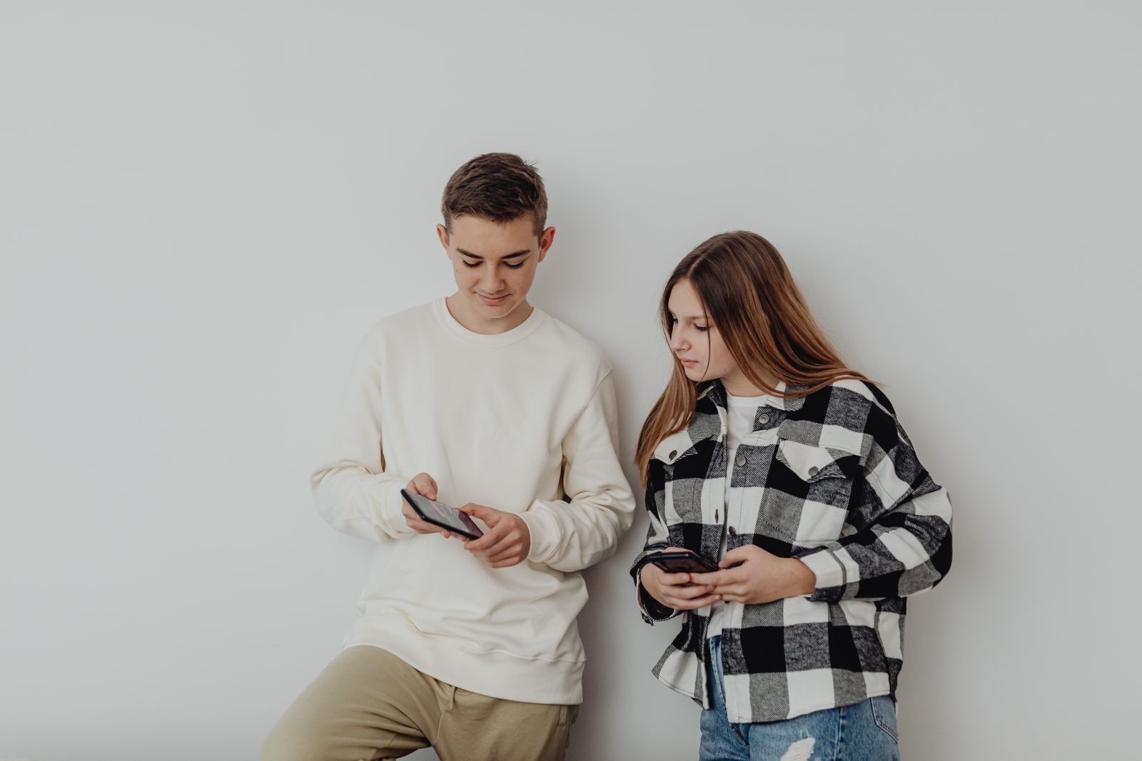 Adolescente usa o celular para conversar com um assistente de inteligência artificial