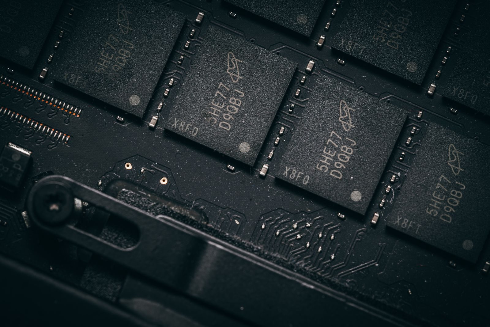 Corredor de servidores em um data center com processadores para inteligência artificial