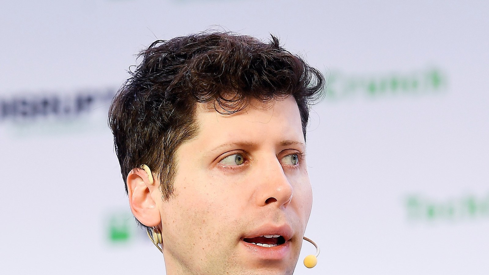 Sam Altman, CEO da OpenAI, fala em evento.
