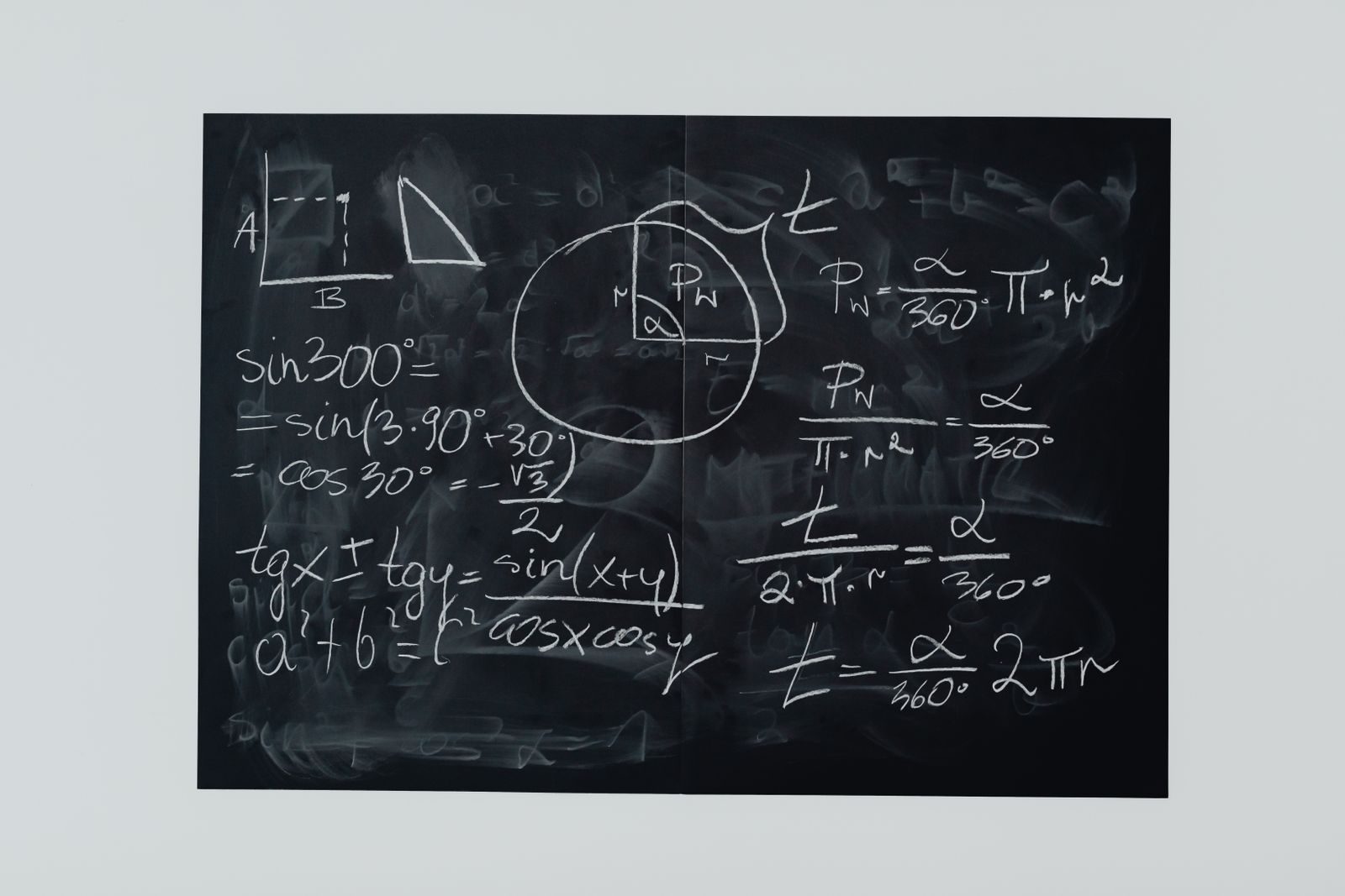 Quadro-negro com equações matemáticas