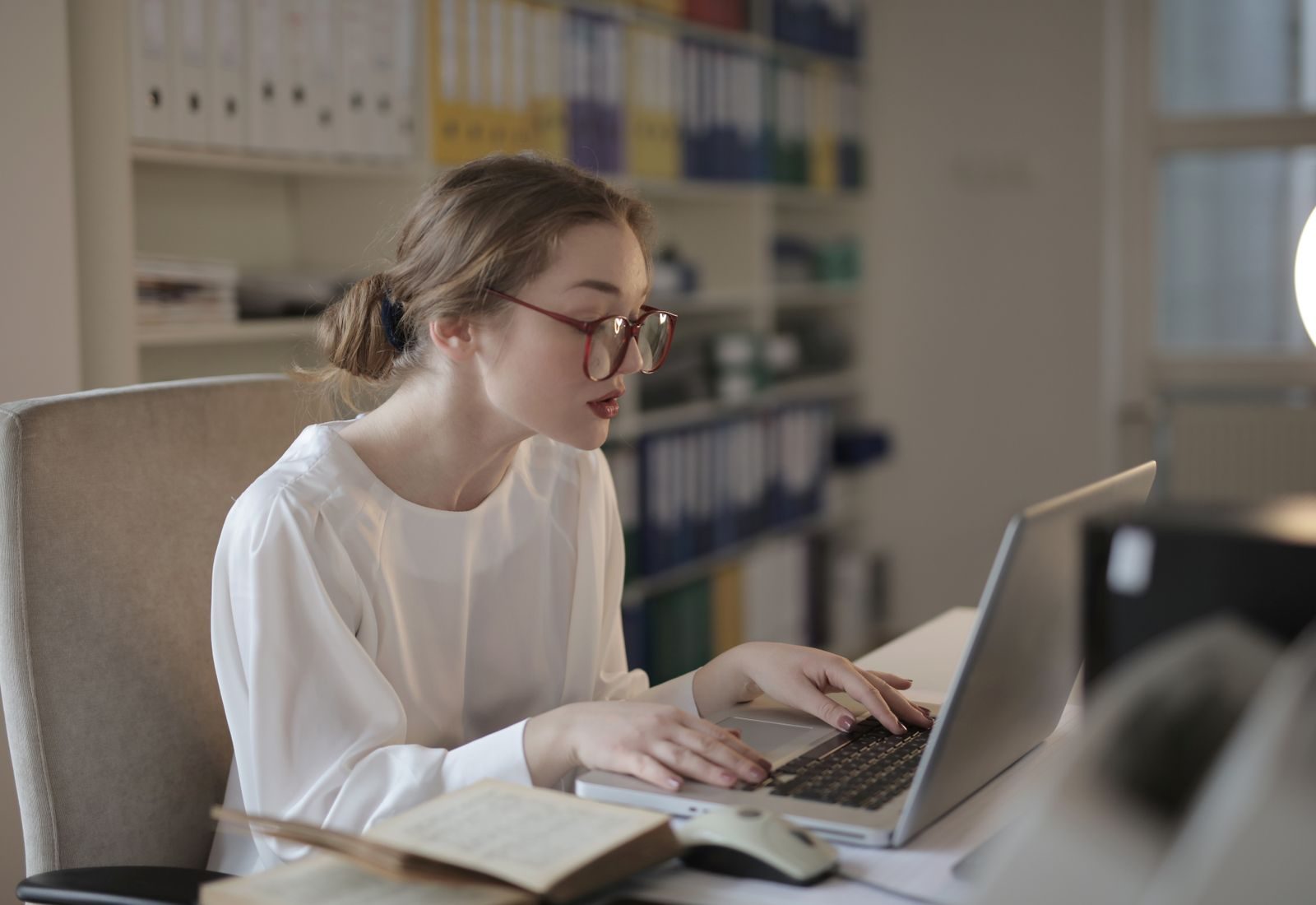 Profissional trabalhando em um notebook em escritório