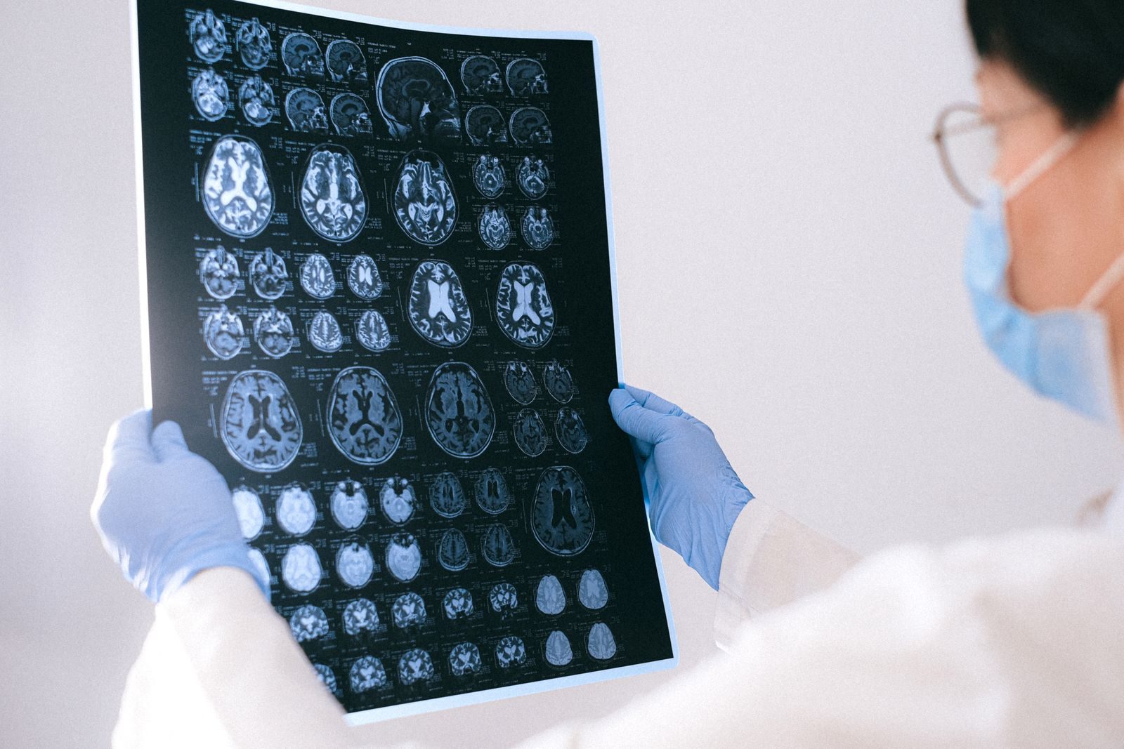 Pesquisador analisa dados em laboratório de neurociência