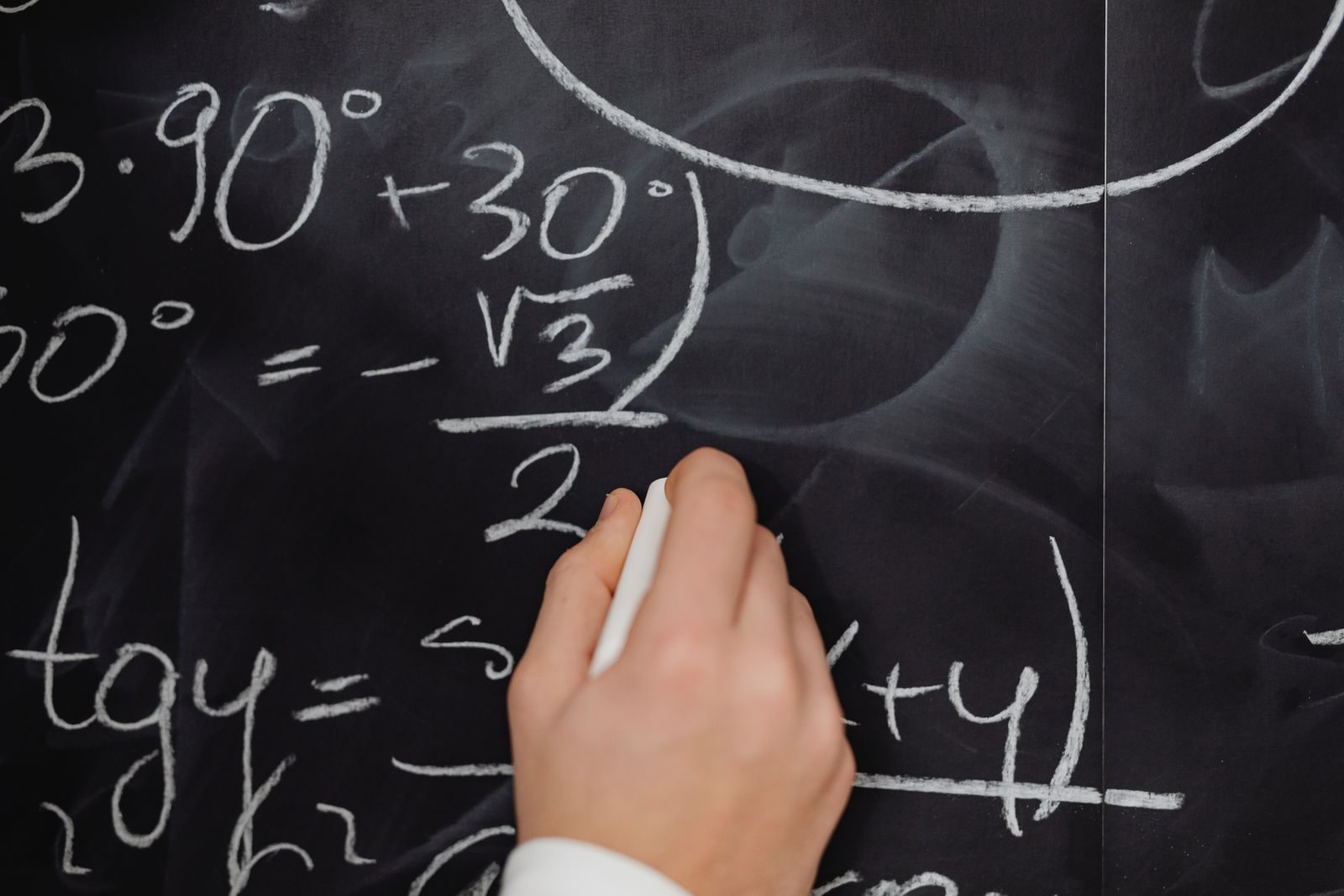 Quadro-negro com equações matemáticas