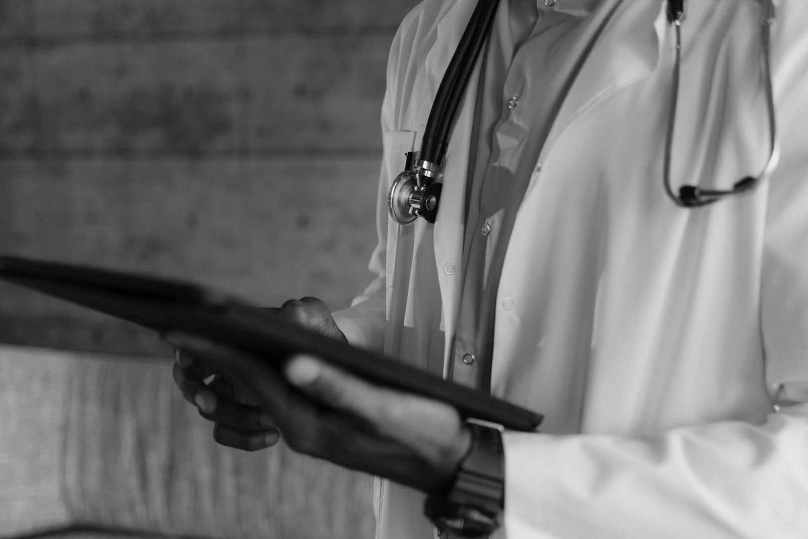 Médico consulta um tablet em um hospital