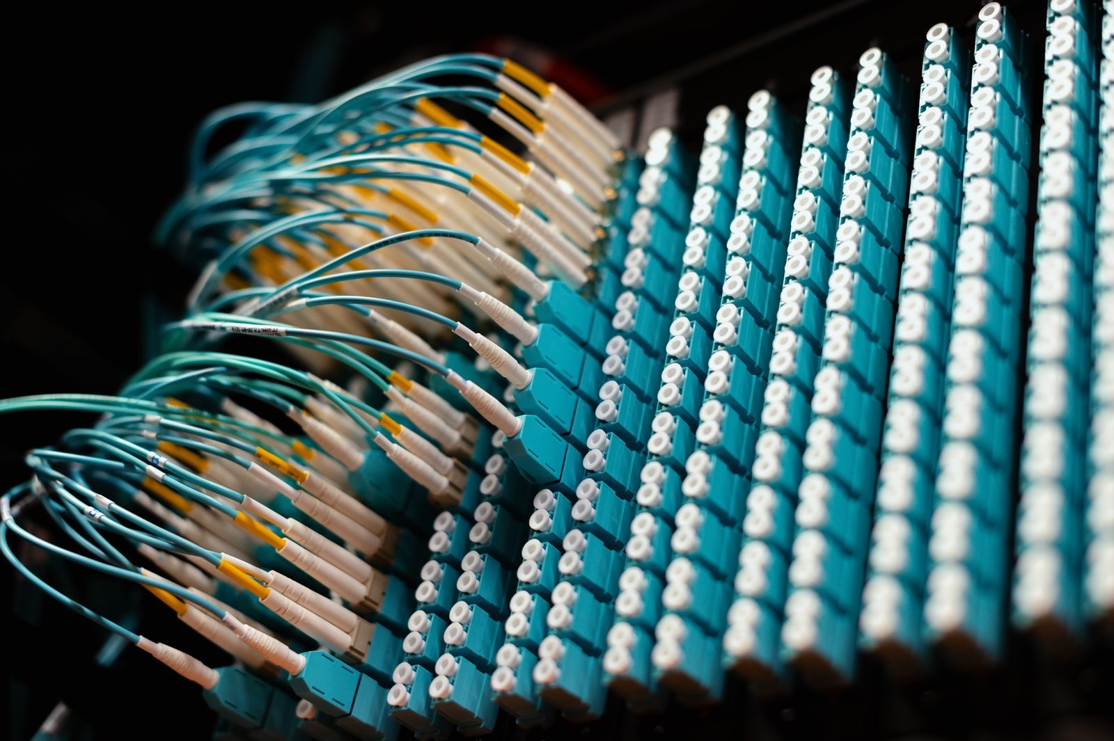 Cabos de fibra óptica conectados a equipamento de rede