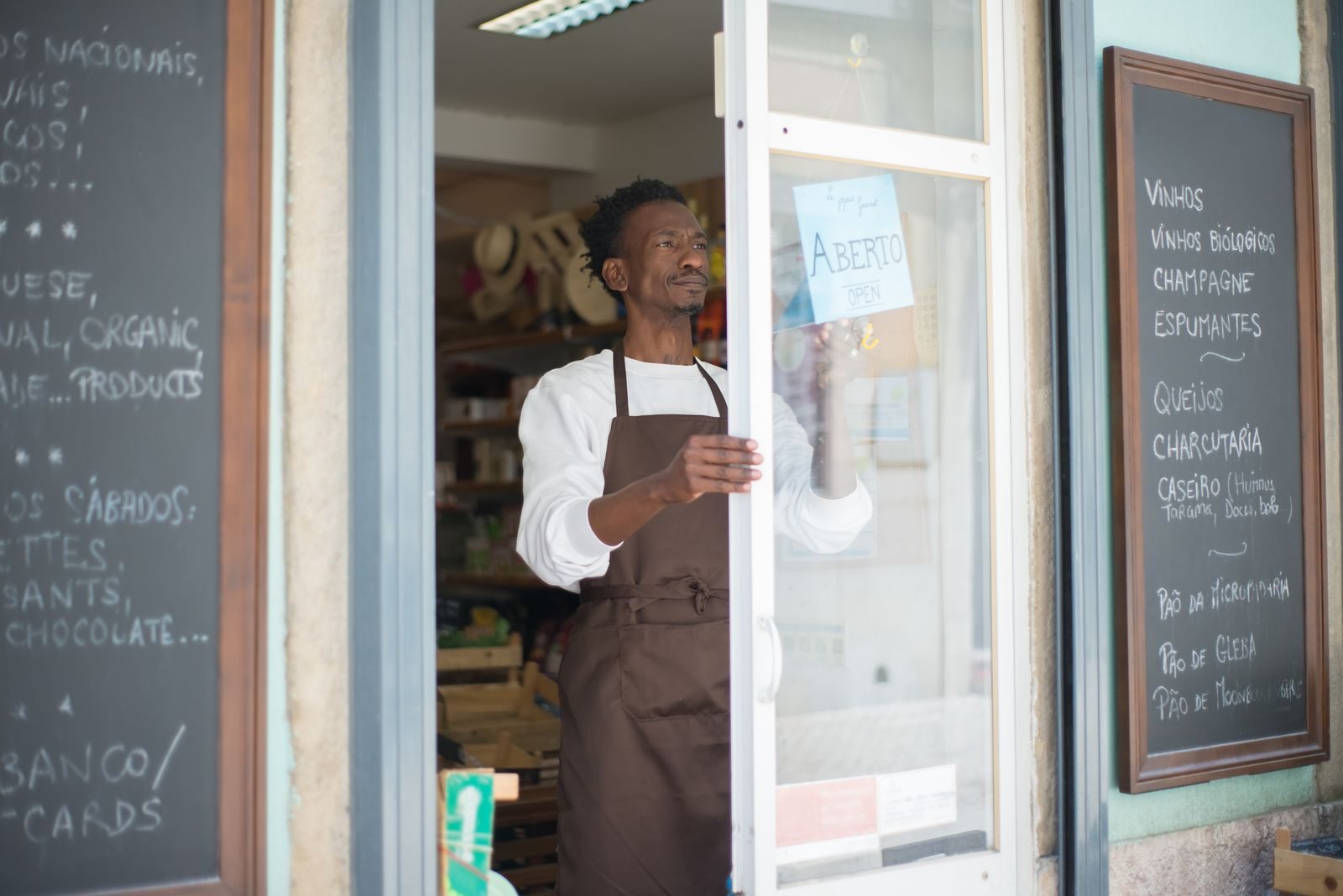 Microempreendedor atendendo clientes em pequeno comércio