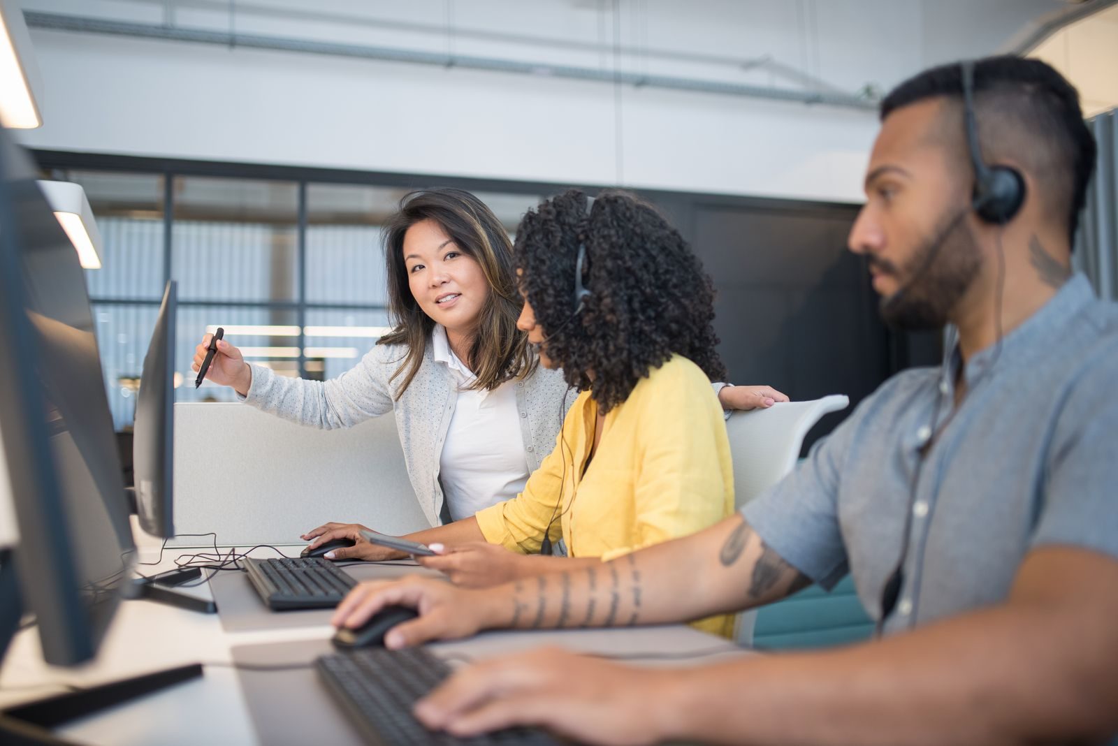 Equipe em escritório usando computadores em ambiente corporativo