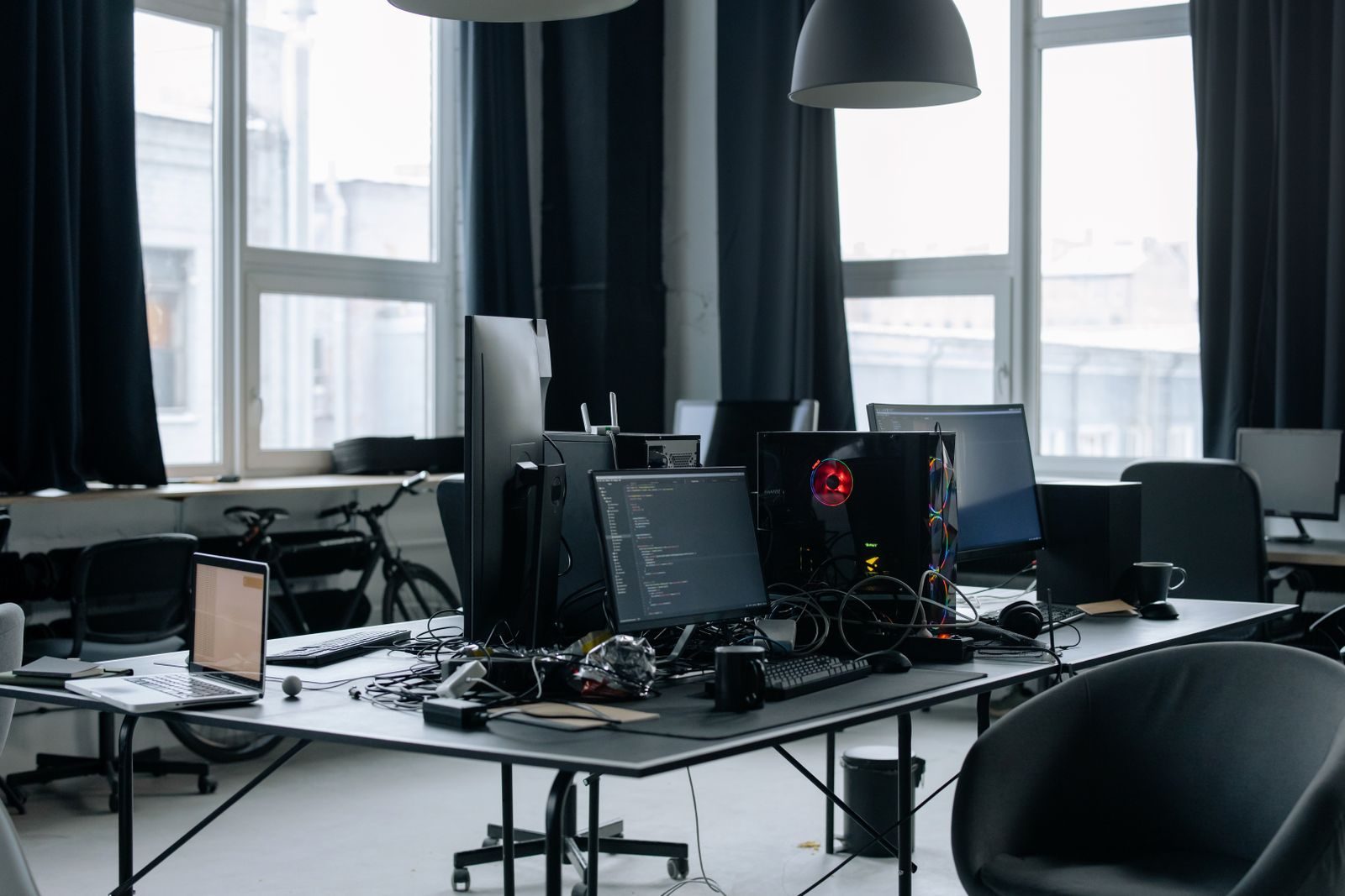 Profissional trabalha em computador em escritório corporativo