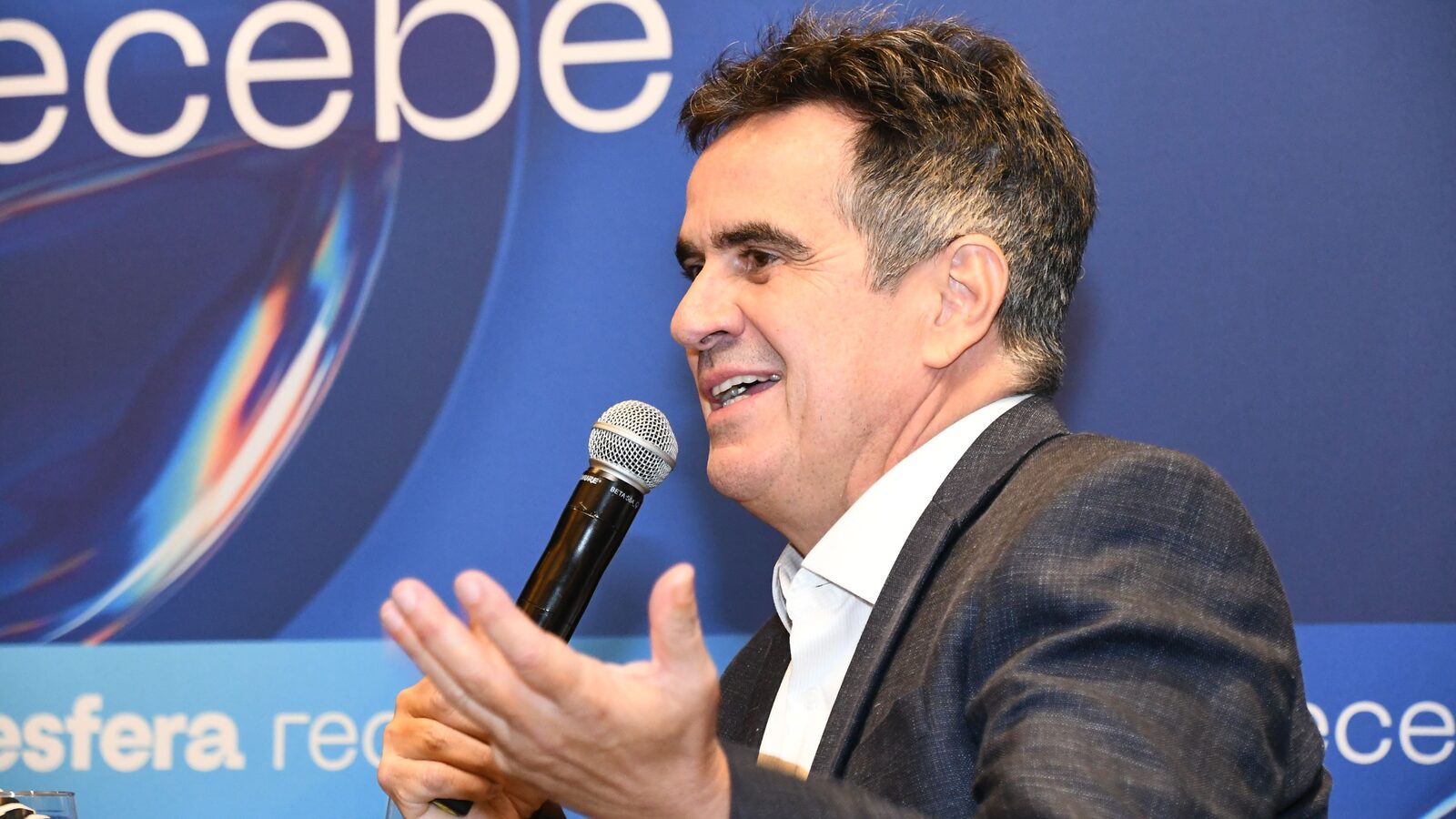 Ciro Nogueira, senador do PP-PI, de terno, fala ao microfone em evento da Esfera Brasil