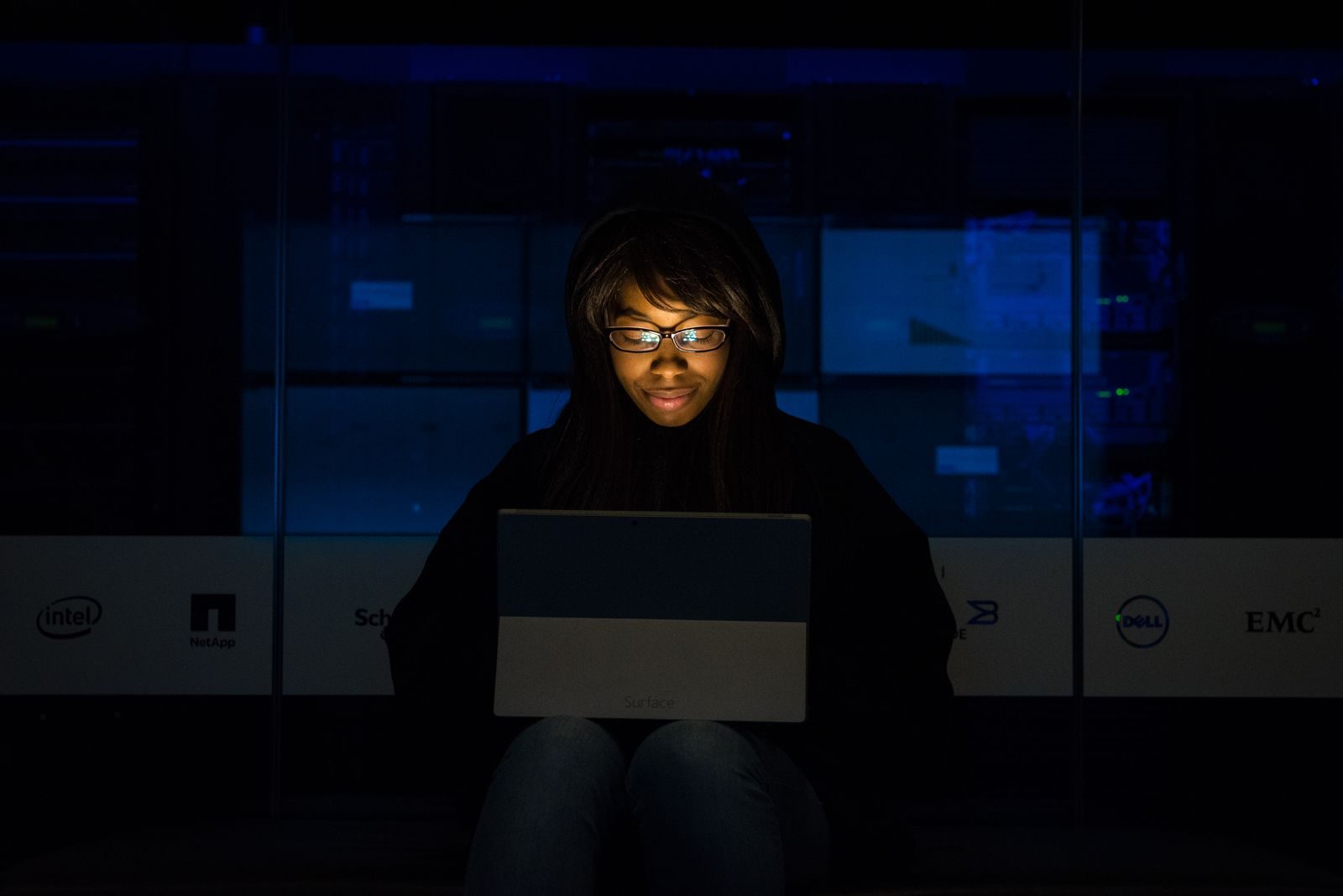Sala de servidores com luzes de rede em corredor de data center