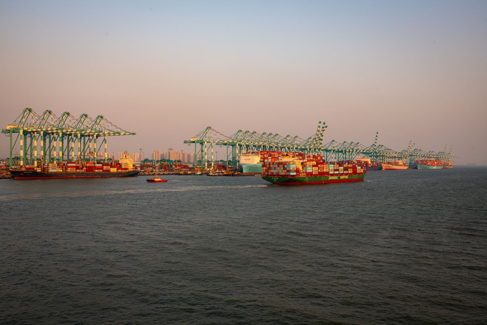 Contêineres empilhados em porto chinês de exportação