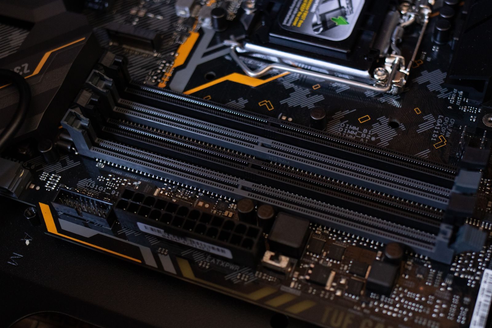 Módulos de memória RAM e chips sobre uma placa de circuito