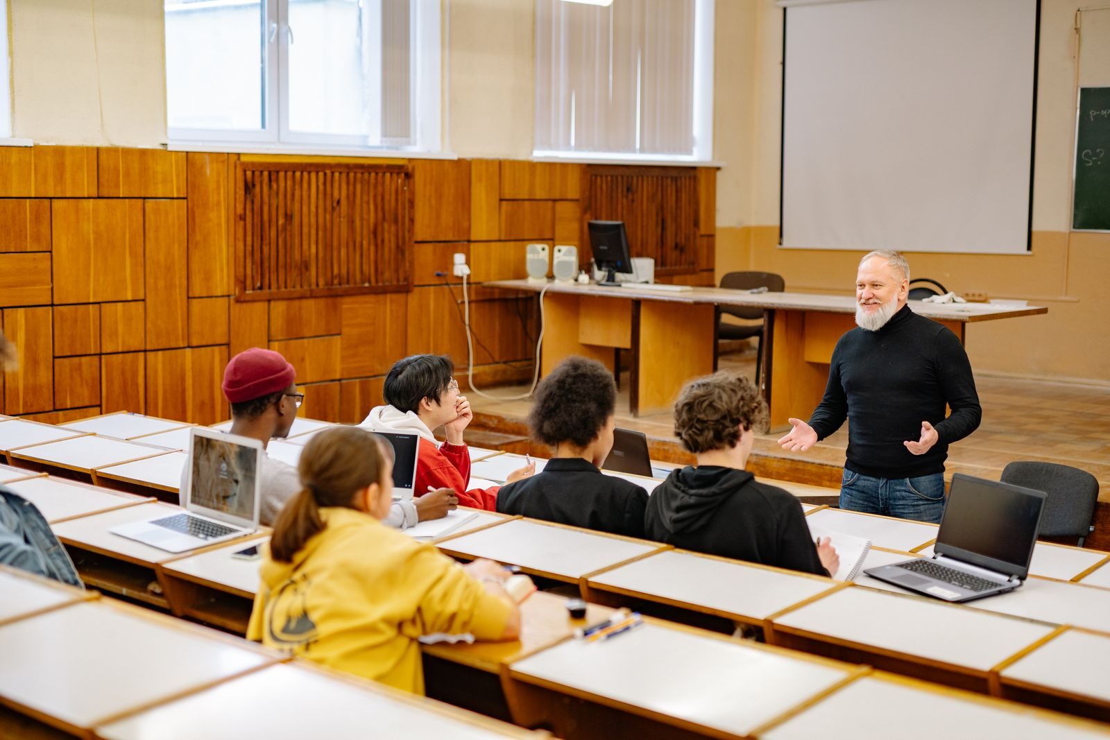 Professor usando notebook em sala de aula