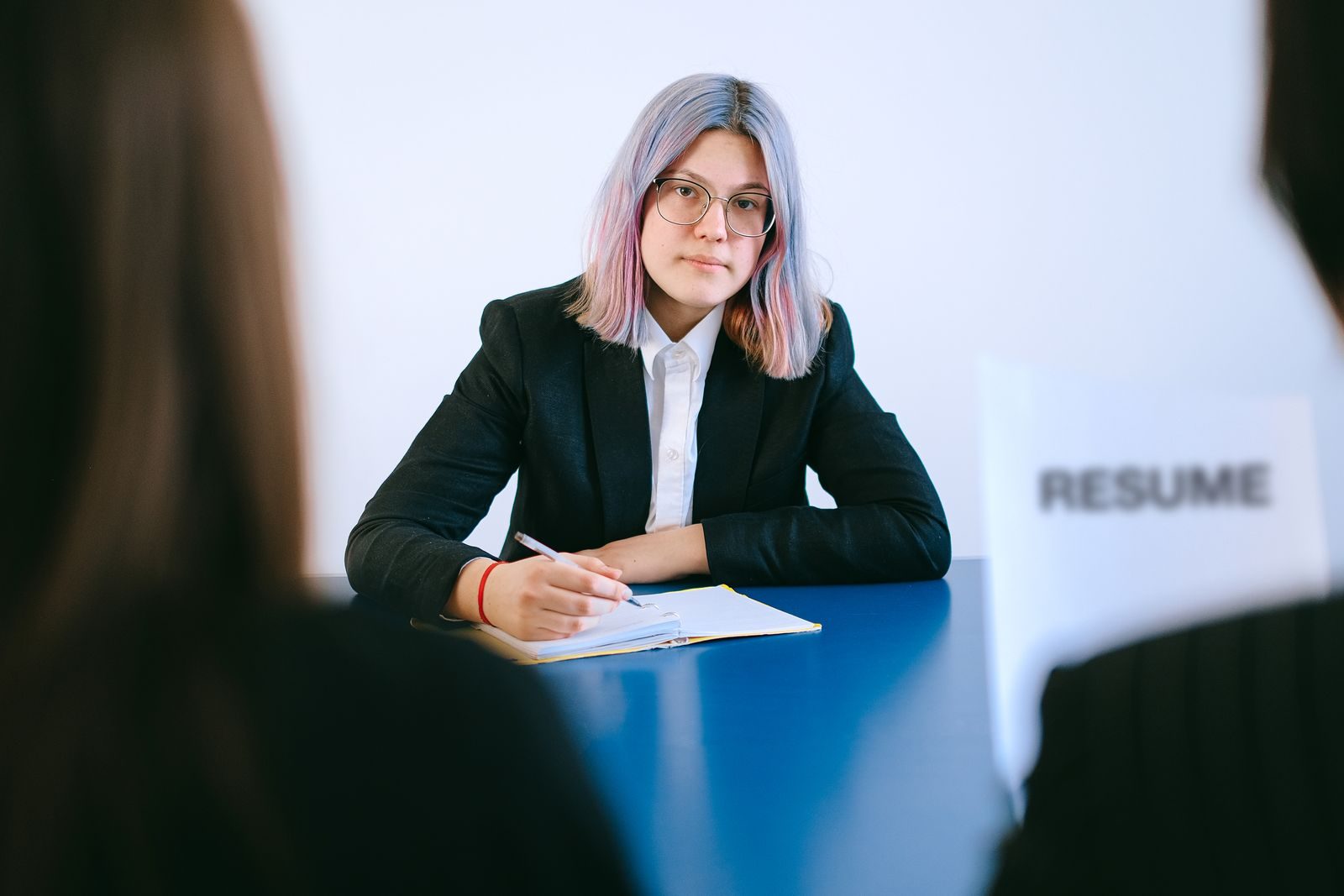 Candidato entrega currículo a recrutador durante entrevista de emprego